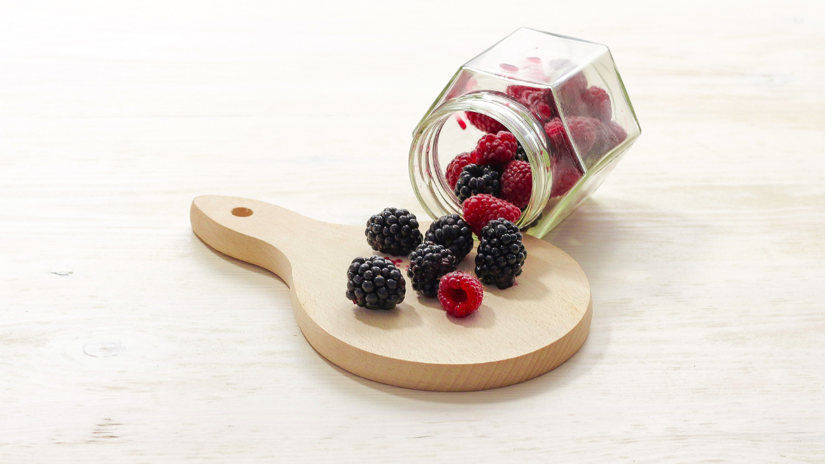 Berries for acne: 5 nutrigenomic skin benefits